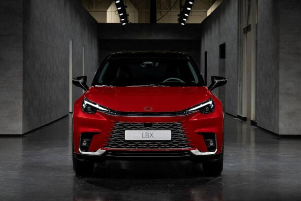 Test Lexus LBX: elegantný a technologický kompaktný crossover