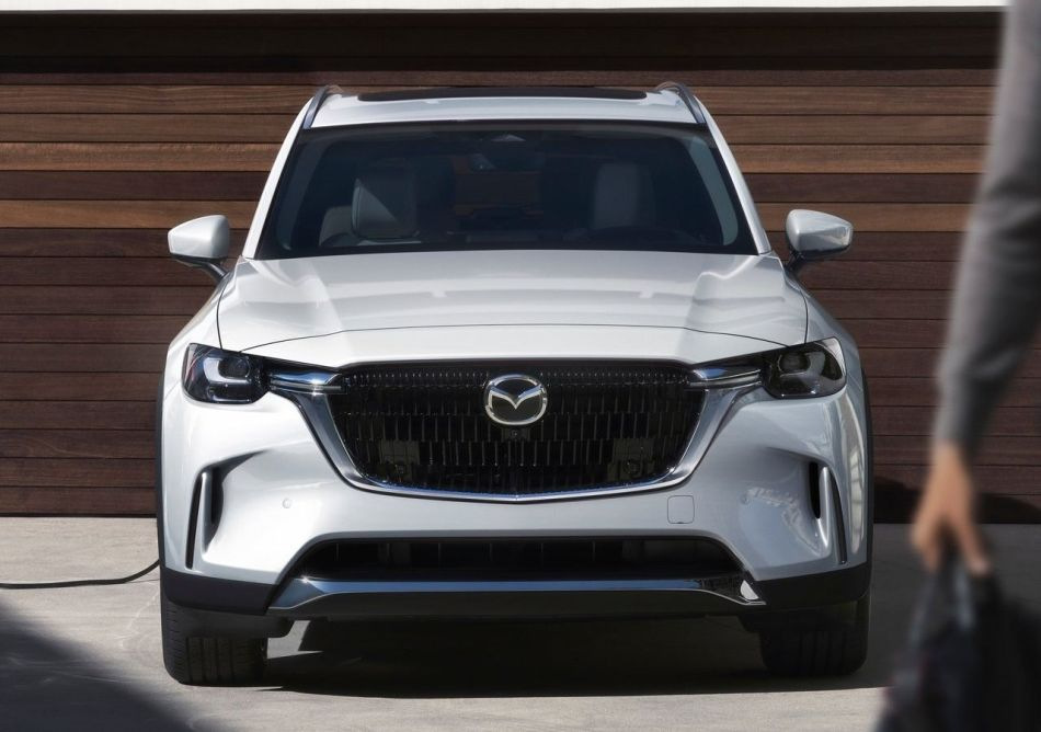 Recenzia plnohodnotného vlajkového crossovera Mazda CX-90