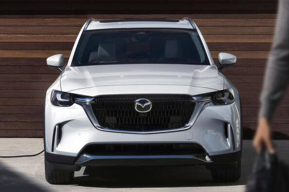 Recenzia plnohodnotného vlajkového crossovera Mazda CX-90