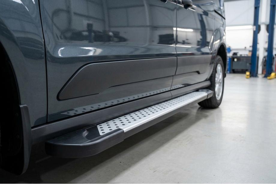 Ford Connect 2021– Bočné nášľapy Allmond Grey (2 ks, hliník) Štandardná základňa Fotografia 2