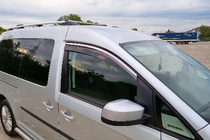 Volkswagen Caddy 2010–2015 Okenné veterné deflektory s chrómovou lištou Niken Luxury (2 ks) fotografia 1