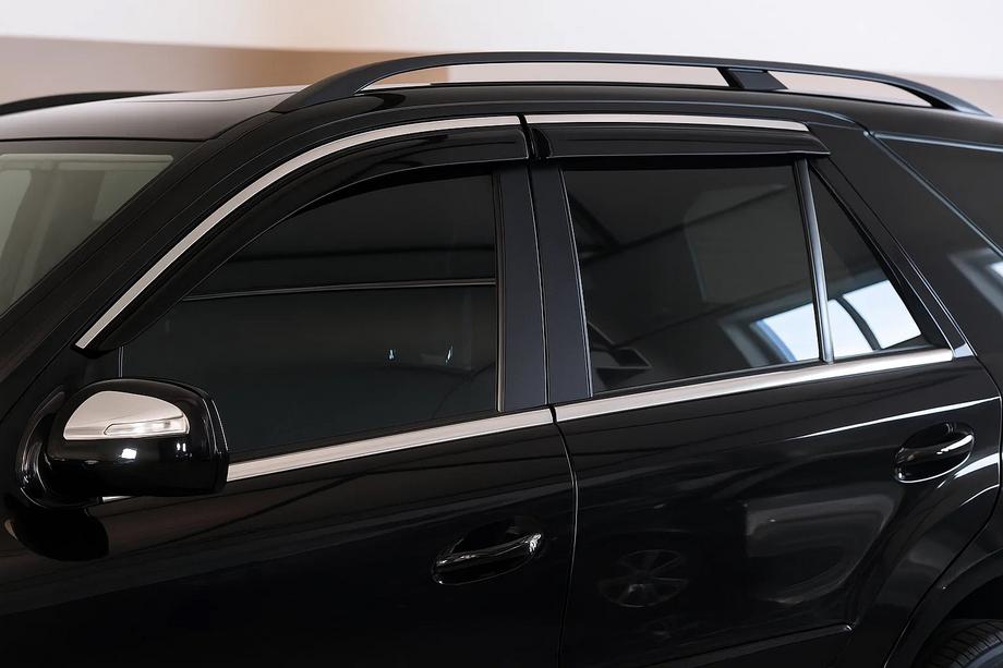 Mercedes ML W164 2005–2011 Okenné deflektory s chrómovou lištou Niken Luxury (4 ks) Image