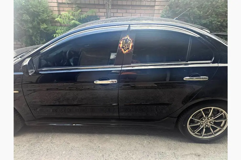 Mitsubishi Lancer X 2008– Okenné deflektory s chrómovou lištou Niken Luxury (4 ks) Image