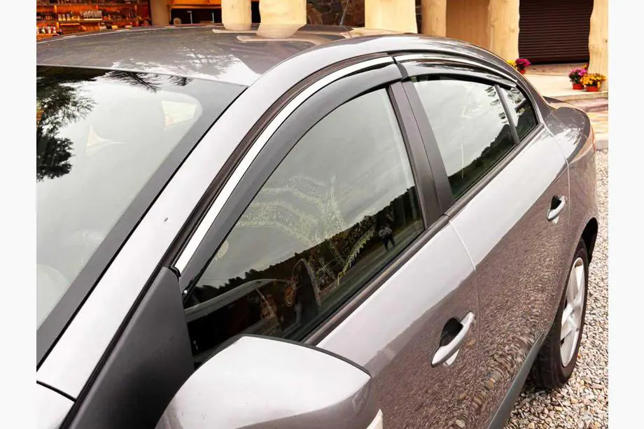 Renault Fluence 2009–2016 Okenné deflektory s chrómovou lištou Niken Luxury (4 ks) Image