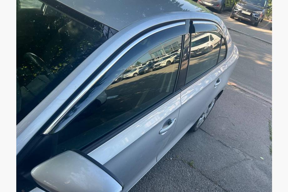 Skoda Rapid 2012–2019 Okenné deflektory s chrómovou lištou Niken Luxury (4 ks) Image
