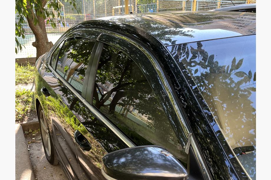 Volkswagen Passat B7 2012–2015 Okenné deflektory s chrómovou lištou Niken Luxury (USA, 4 ks) Fotografia 3