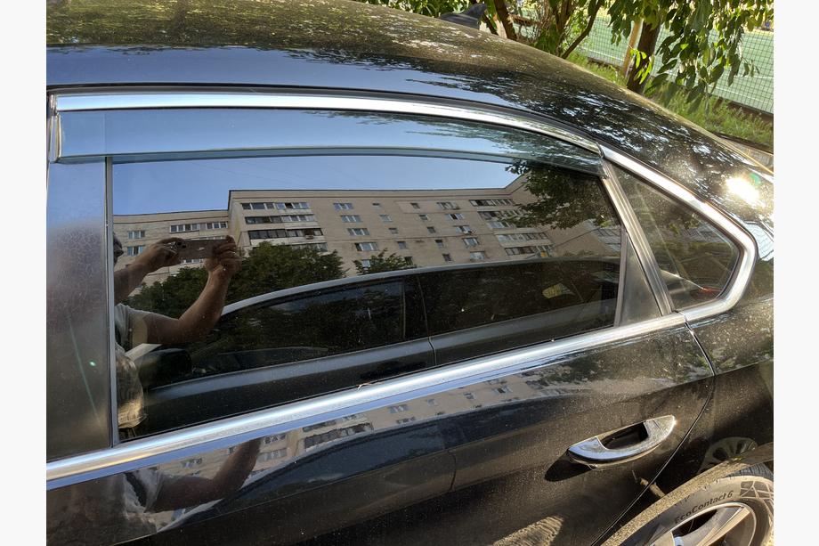 Volkswagen Passat B7 2012–2015 Okenné deflektory s chrómovou lištou Niken Luxury (USA, 4 ks) Fotografia 4