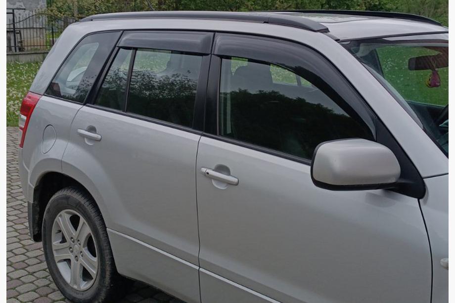 Suzuki Grand Vitara 2005–2017 Okenné deflektory Niken Luxury (4 ks) Fotografia 2