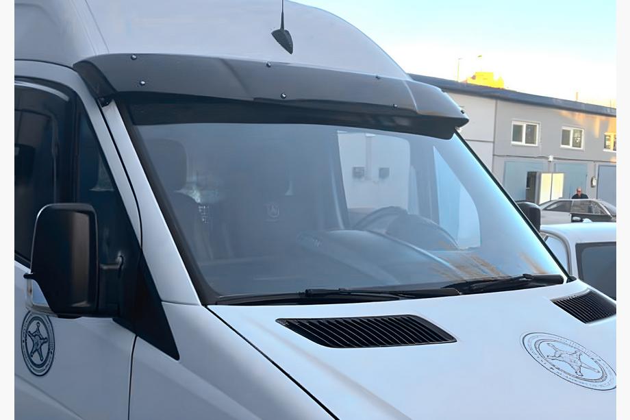Mercedes Sprinter W906 2006–2018 Clona na čelné sklo V-3 (čierny lesk, 5 mm) Fotografia 1
