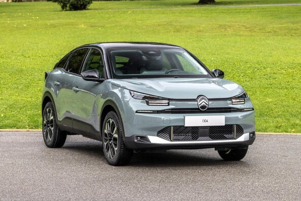 Test elektrického hatchbacku Citroen e-C4 2024