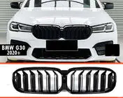BMW 5. rad G30/G31 2017–2023 Mriežka chladiča (obličky) M-Look (2021-2023, čierny lesk) S otvorom pre kameru fotografia 3