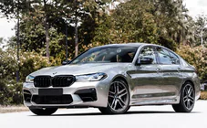 BMW 5. rad G30/G31 2017–2023 Mriežka chladiča (obličky) M-Look (2021-2023, čierny lesk) S otvorom pre kameru fotografia 1