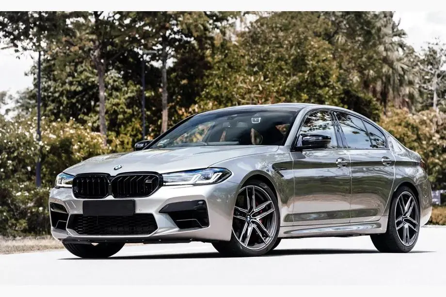 BMW 5. rad G30/G31 2017–2023 Mriežka chladiča (obličky) M-Look (2021-2023, čierny lesk) S otvorom pre kameru Image