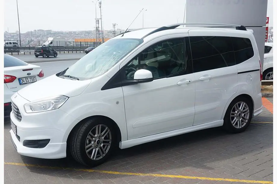 Ford Courier 2014–2023 Bočné prahy DPT (lesklá čierna) Image