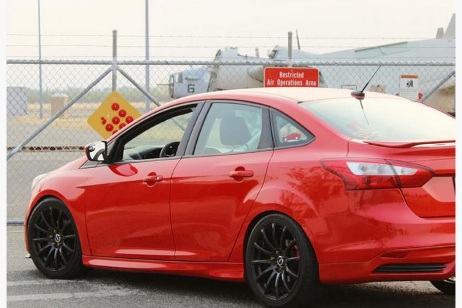 Ford Focus III 2011–2017 DPT bočné prahy (SD, 2015-2017, čierny lesk) Fotografia 6