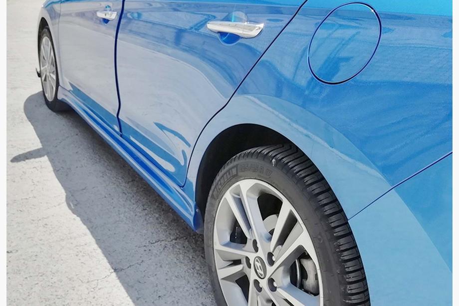 Hyundai Elantra (AD) 2015–2020 Bočné prahy DPT (lesklá čierna) Fotografia 1