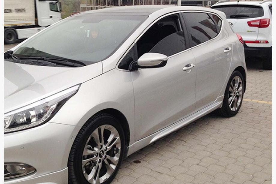 Kia Ceed 2012–2018 Bočné prahy DPT (2012-2015, čierny vysoký lesk) Image