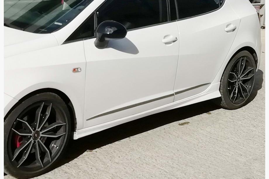 Seat Ibiza 2017– Bočné prahy DPT V-3 (čierny lesk) Image