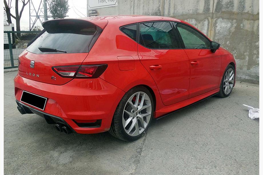 Seat Leon 2013–2020 Bočné prahy DPT V-4 (čierny lesk) Image