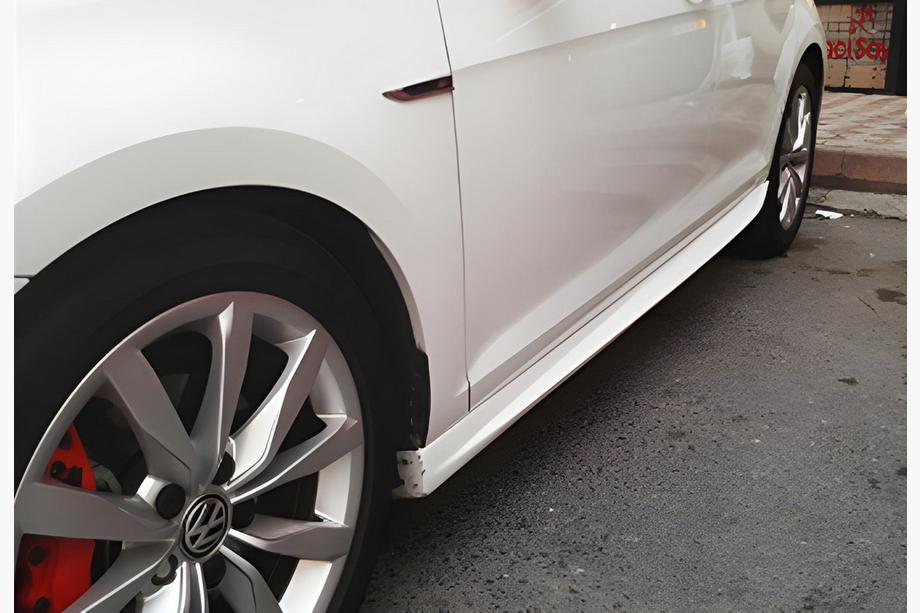 Volkswagen Golf 8 2019– Bočné prahy DPT V-1 (čierny lesk) Image
