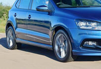 Volkswagen Polo 2010–2017 Bočné prahy DPT V-3 (čierny lesk) fotografia 3