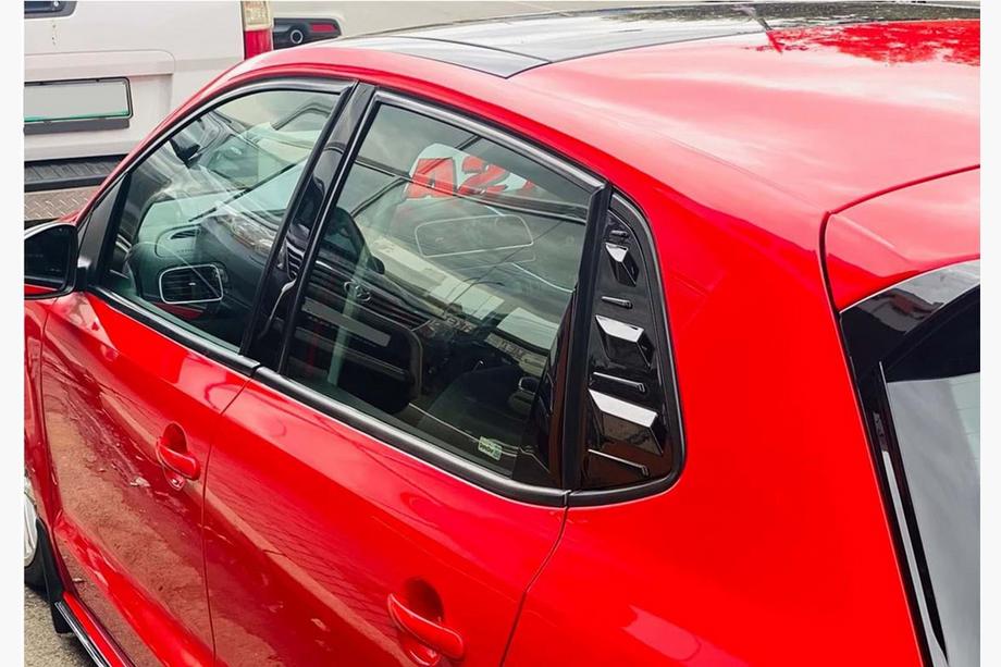 Volkswagen Polo 2017– Lišty na zadné okná DPT (čierny lesk, 2 ks) Image