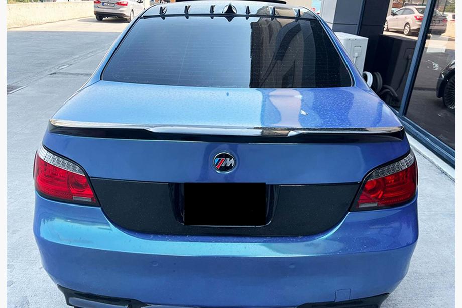 BMW 5. rad E60/E61 2003–2010 Spojler M4-Style (čierny vysoký lesk) Image