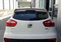 Kia Rio 2012–2017 Spojler DPT (HB, čierny vysoký lesk) fotografia 2