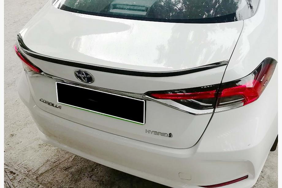 Toyota Corolla 2019– Spojler DPT (lesklá čierna) Image