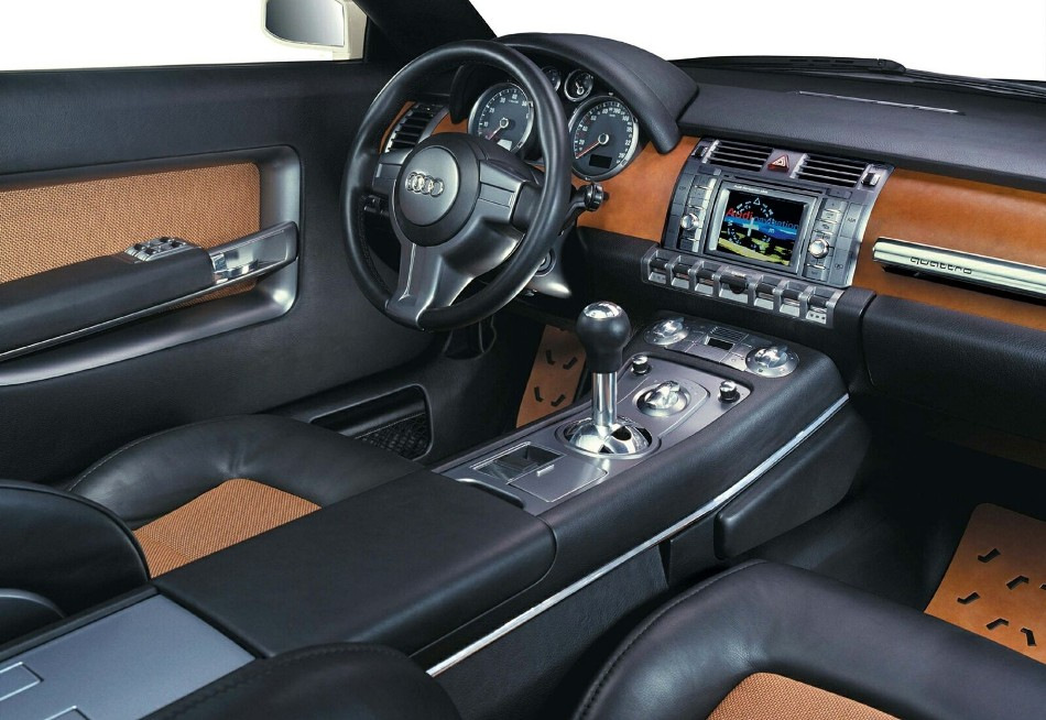 Prečo auto v interiéri vŕzga? Príčiny a riešenia