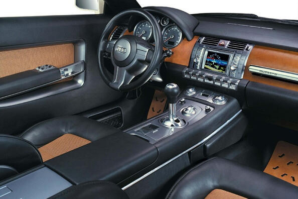 Prečo auto v interiéri vŕzga? Príčiny a riešenia