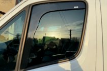 Mercedes Sprinter W907/W910 2018– Vkladané okenné deflektory (2 ks, HIC) fotografia 2