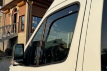 Mercedes Sprinter W907/W910 2018– Vkladané okenné deflektory (2 ks, HIC) fotografia 3