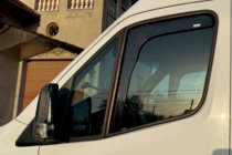 Mercedes Sprinter W907/W910 2018– Vkladané okenné deflektory (2 ks, HIC) fotografia 5