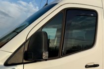 Mercedes Sprinter W907/W910 2018– Vkladané okenné deflektory (2 ks, HIC) fotografia 6