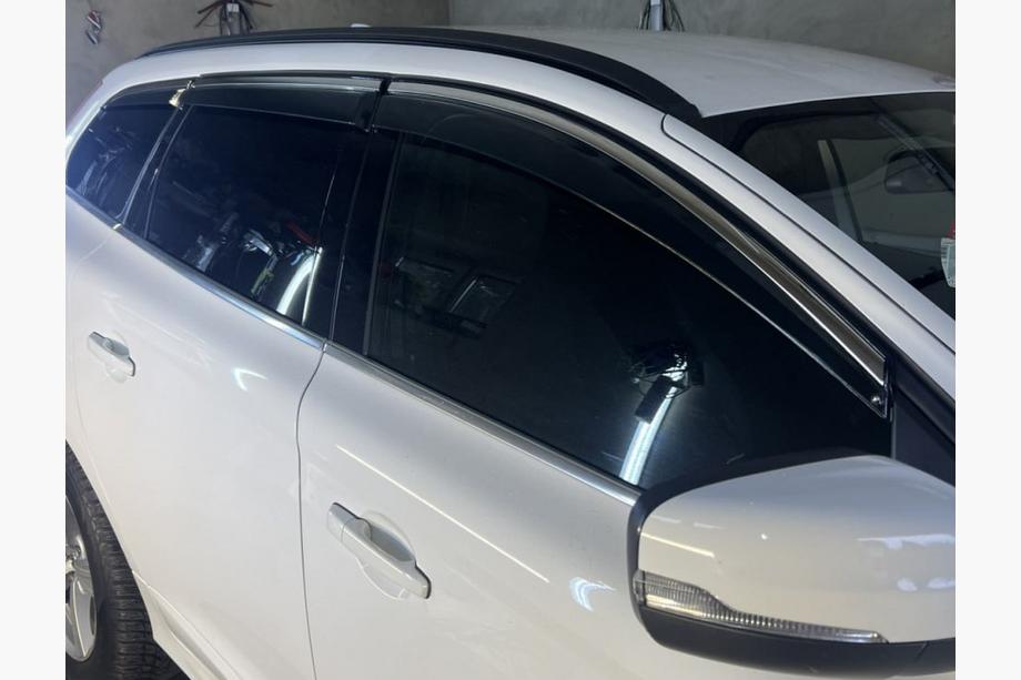 Volvo XC60 2009–2017 Okenné deflektory s chrómovou lištou Niken Luxury (6 ks) Image