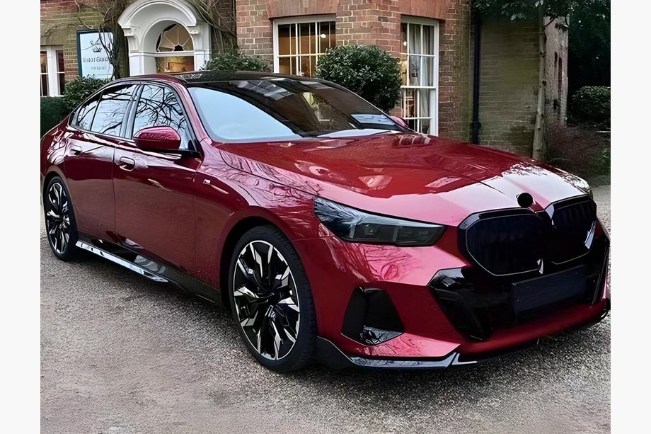 BMW 5/i5 séria G60/G60E/G61 2023– Sada bodykitu Gloss Black (pre M-Sport) Image