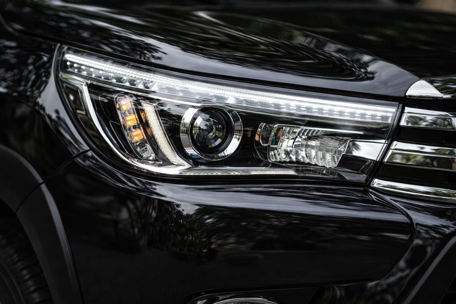 Toyota Hilux 2015– Predné svetlomety OEM V2 2015-2019 (pre xenónovú výbojku alebo LED, 2 ks) Image