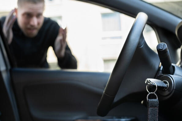 Ako otvoriť auto pri zamknutých dverách: tipy a odporúčania
