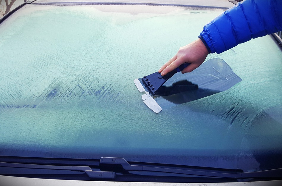 Ako odstrániť ľad z autoskla: účinné metódy a tipy