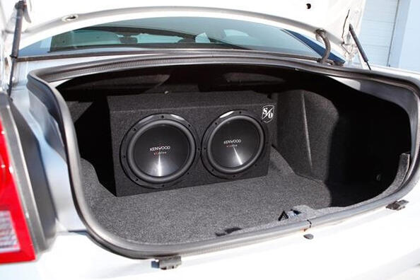 Ako vybrať dobrý subwoofer do auta: tipy pre milovníkov hudby