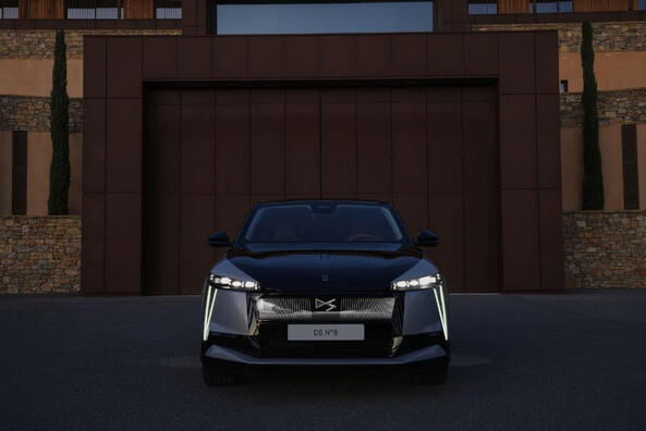 DS N°8: test vlajkového elektrického crossoveru