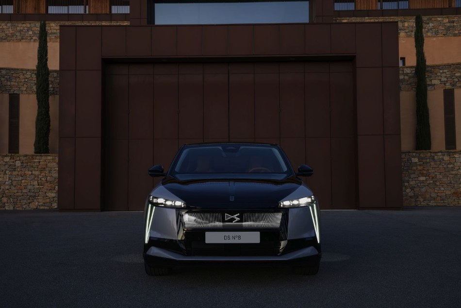 DS N°8: test vlajkového elektrického crossoveru