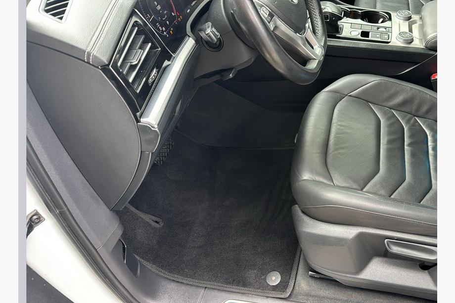 Volkswagen Touareg 2018– Textilné koberce Premium (čierne) Image