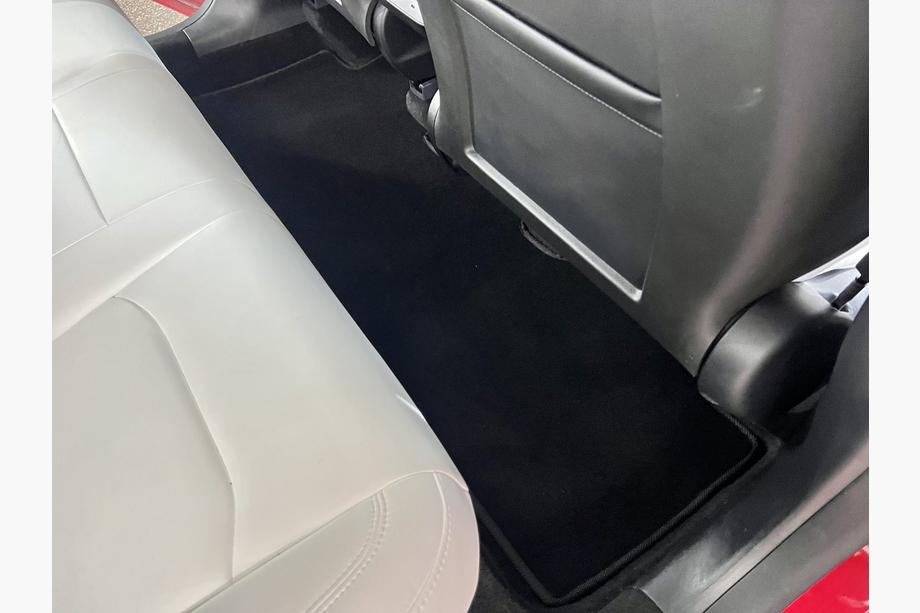 Tesla Model Y 2020– Prémiové textilné koberčeky (2020-2024, čierne) Fotografia 3