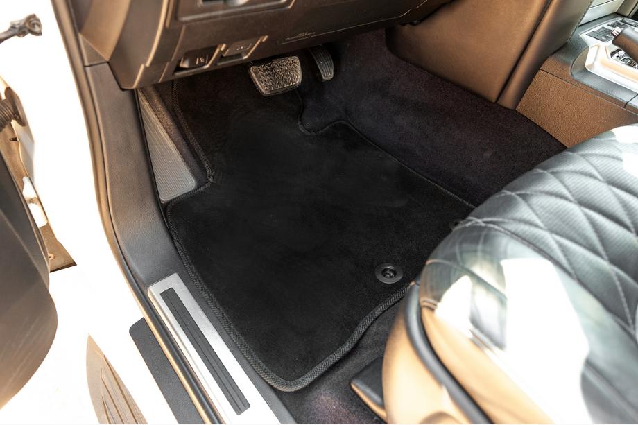 Toyota Land Cruiser 200 2007–2021 Textilné koberce Classic V-2 (2012-2021, Čierna) Image