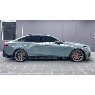 Kryty prahov (pre M-Sport, karbón) BMW 5/i5 séria G60/G60E/G61 2023– fotografia 2