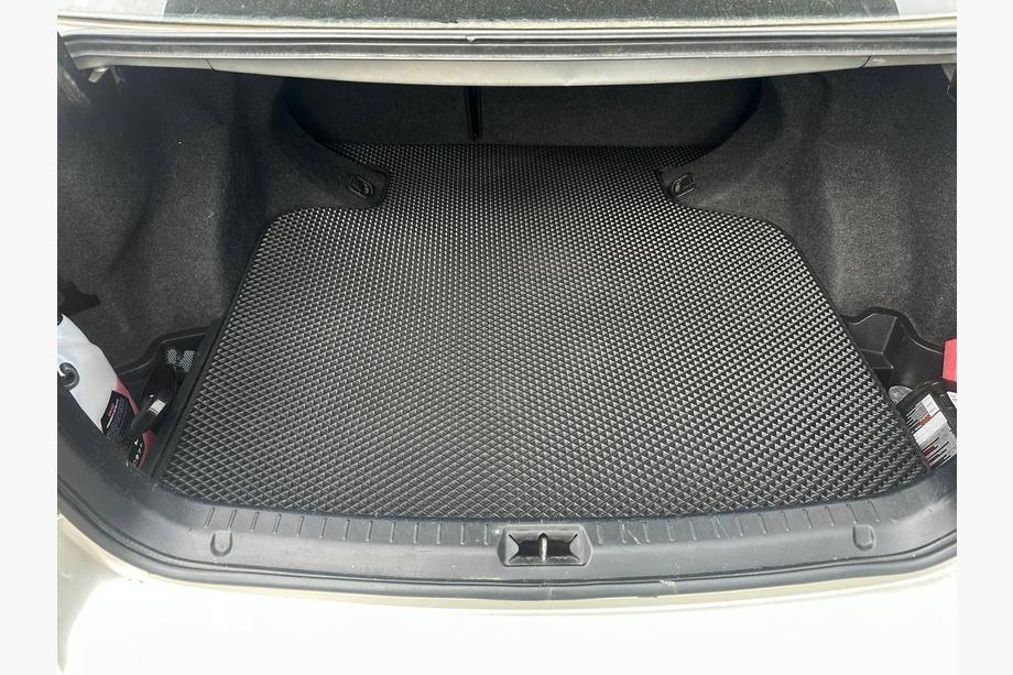 Toyota Avensis 2003–2009 Rohož do kufra (SD, čierna) Image