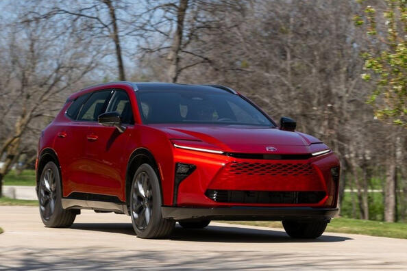 Toyota Crown Signia: test hybridného crossovera a ceny v USA
