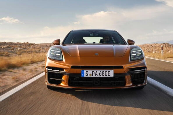 Porsche Panamera Turbo 2024: test hybridného liftbacku Fotografia 1